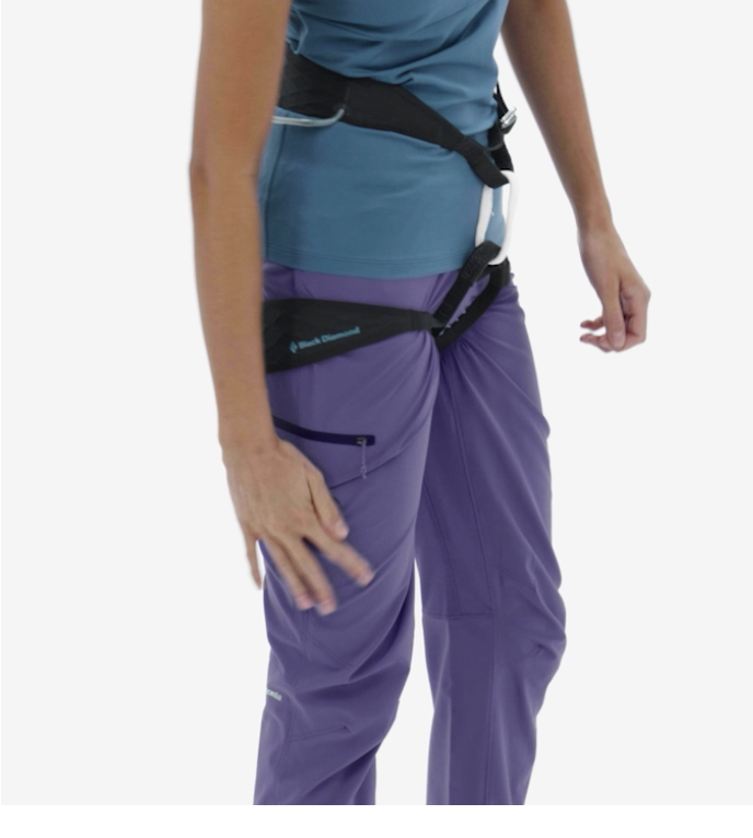 mujer usando pantalón Patagonia Chambeau Rock Pants durante una actividad de escalada en roca