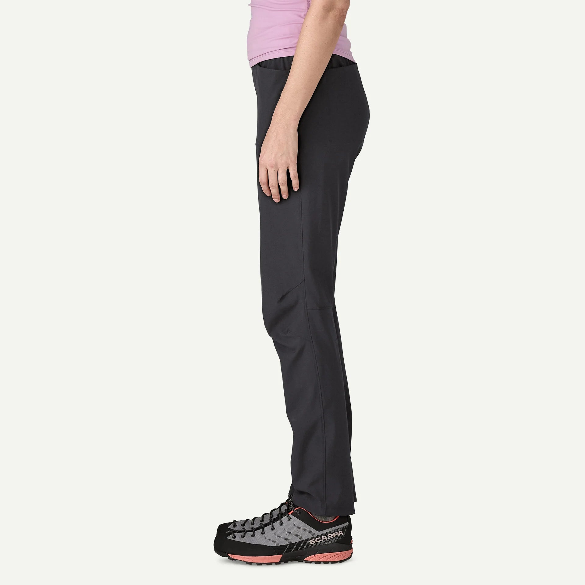 mujer con pantalón Patagonia Chambeau Rock Pants color Black visto de perfil
