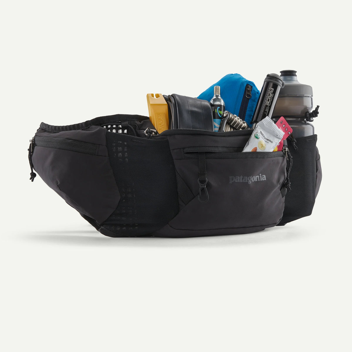 riñonera Patagonia Dirt Roamer Waist Pack 3L con los bolsillos llenos y el equipamiento organizado