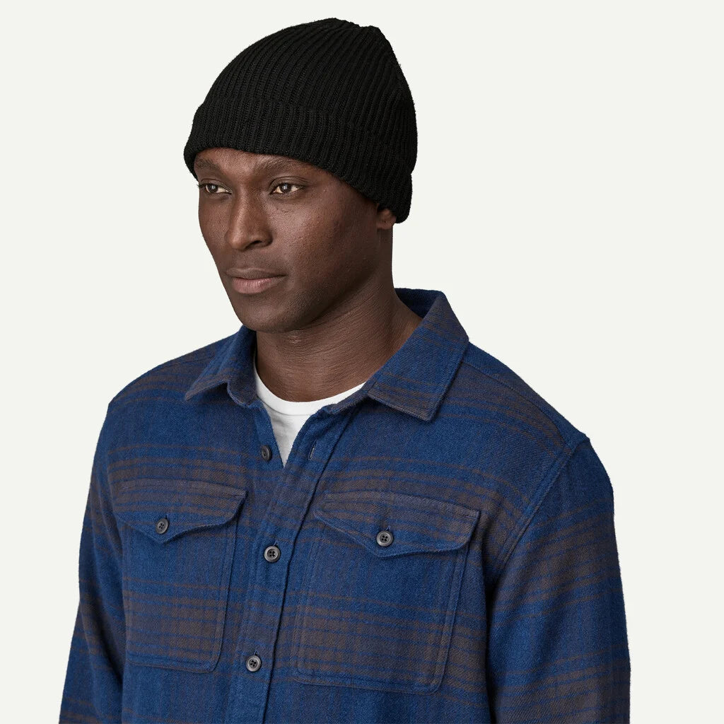 gorro corto Patagonia Fisherman's Rolled Beanie negro utilizado con ropa casual de estilo outdoor