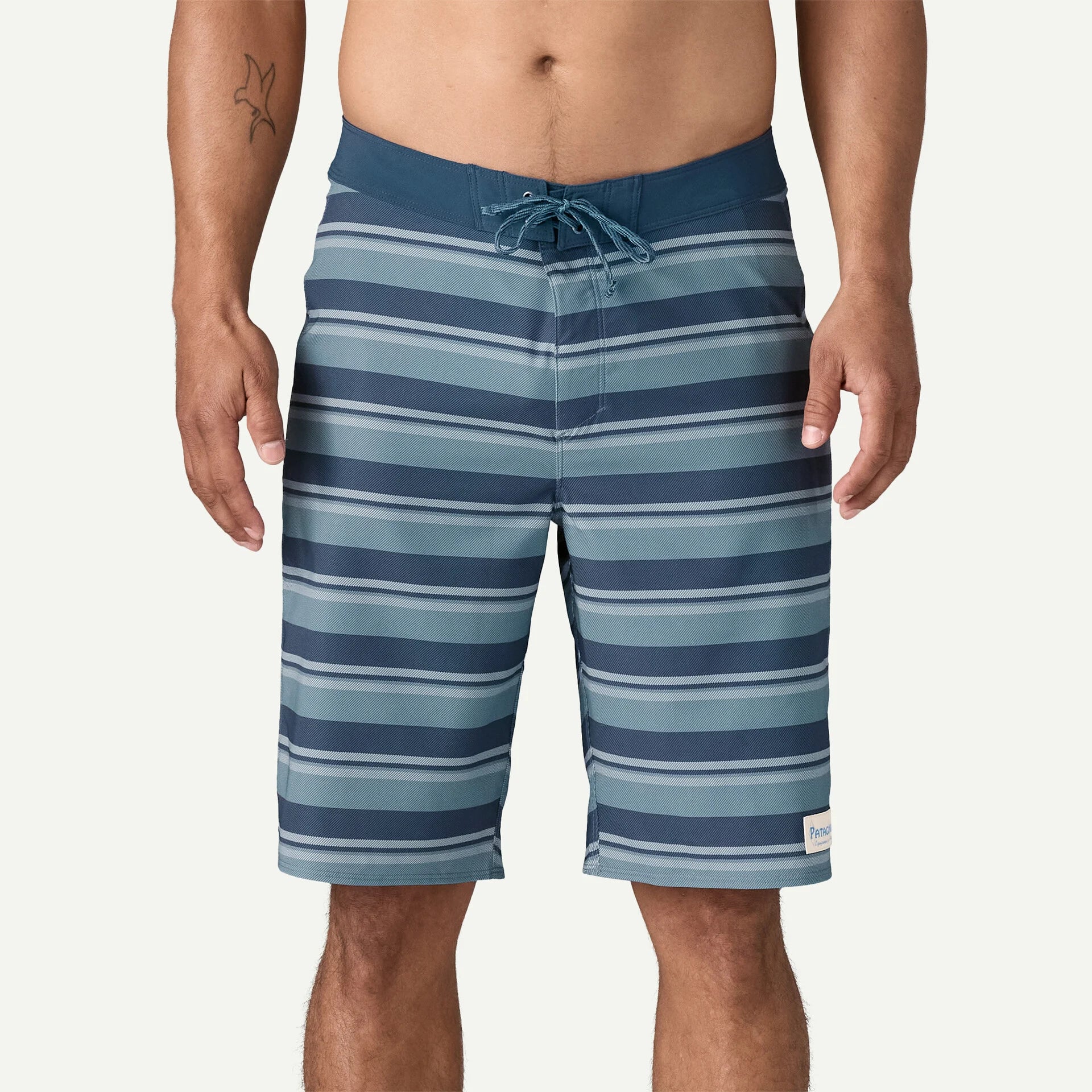 Hombre usando Patagonia M’s Hydropeak Boardshorts Twinnie Stripe Still Blue