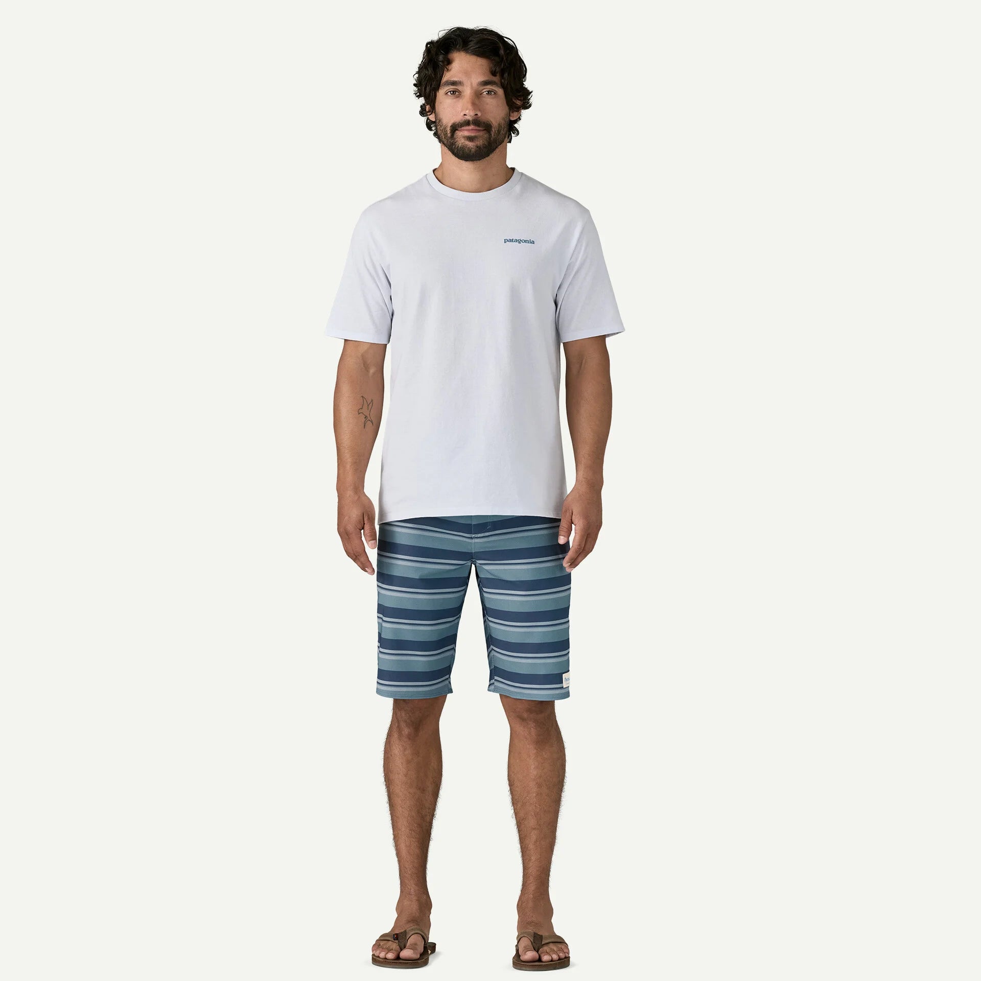 Chico con Patagonia M’s Hydropeak Boardshorts combinado con camiseta y sandalias