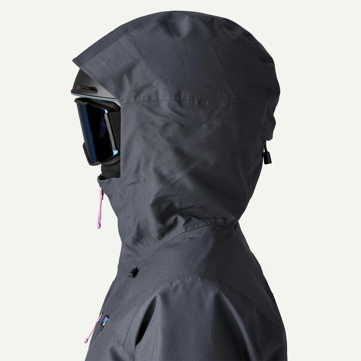 detalle de la capucha de la chaqueta de esquí Patagonia Insulated Powder Town para mujer