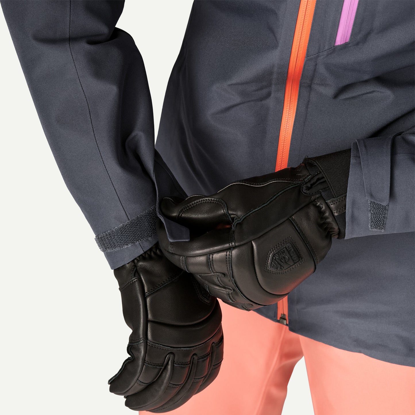 detalle de los puños ajustables de la chaqueta de esquí Patagonia Insulated Powder Town para mujer