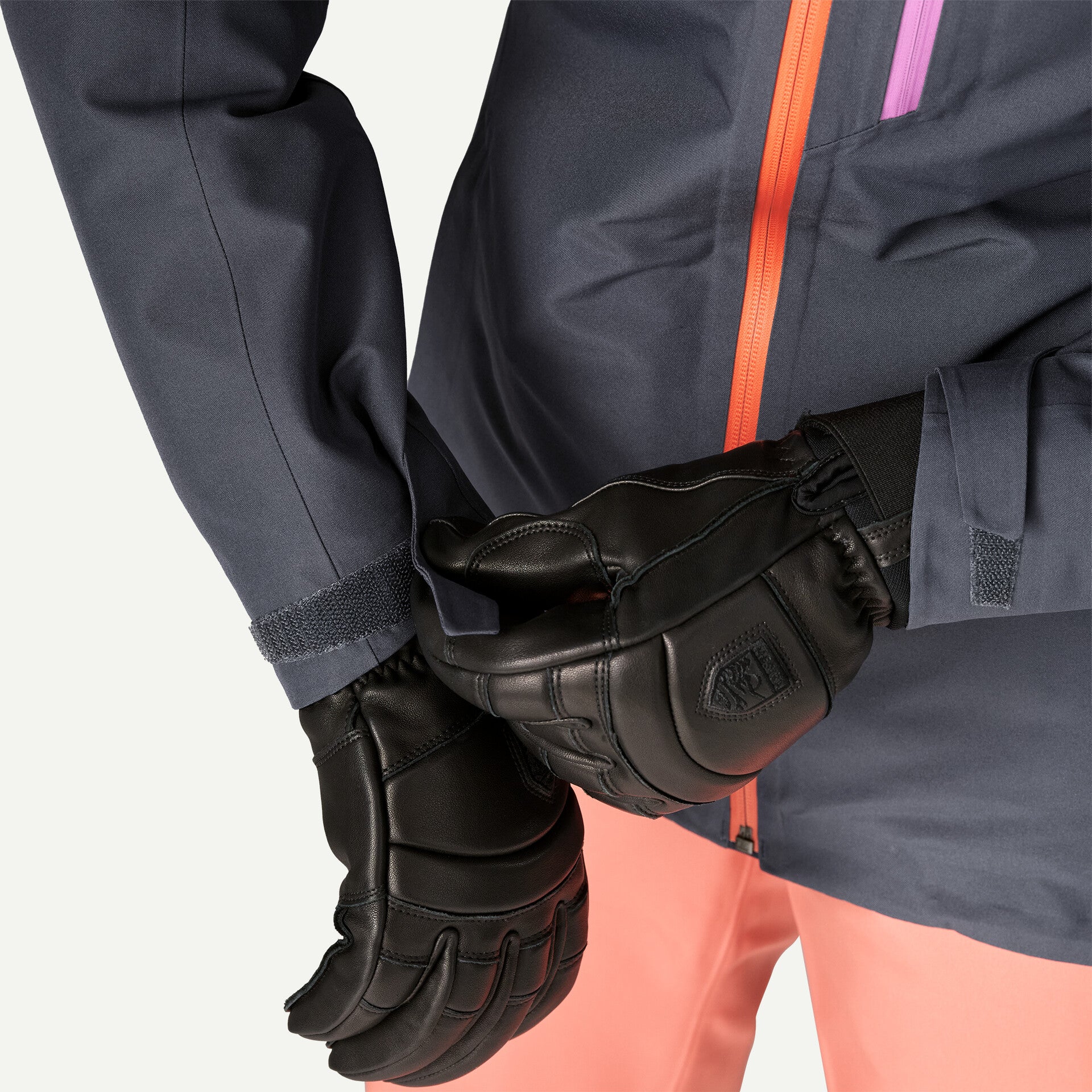 detalle de los puños ajustables de la chaqueta de esquí Patagonia Insulated Powder Town para mujer