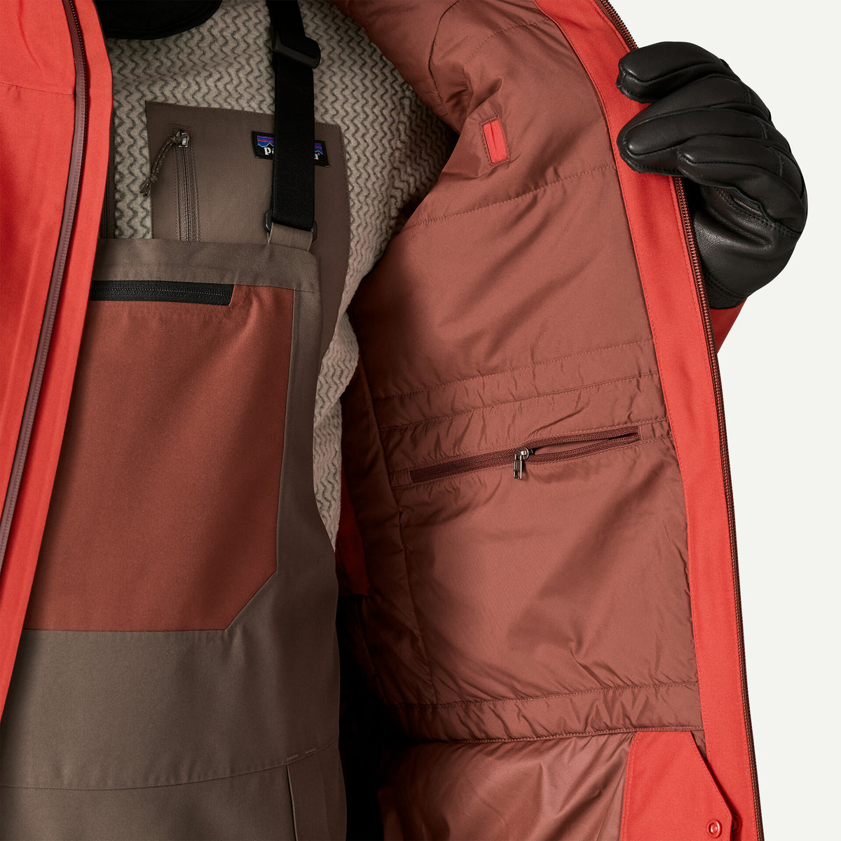 detalle del bolsillo interior con cremallera de la chaqueta de esquí Patagonia Insulated Powder Town para hombre