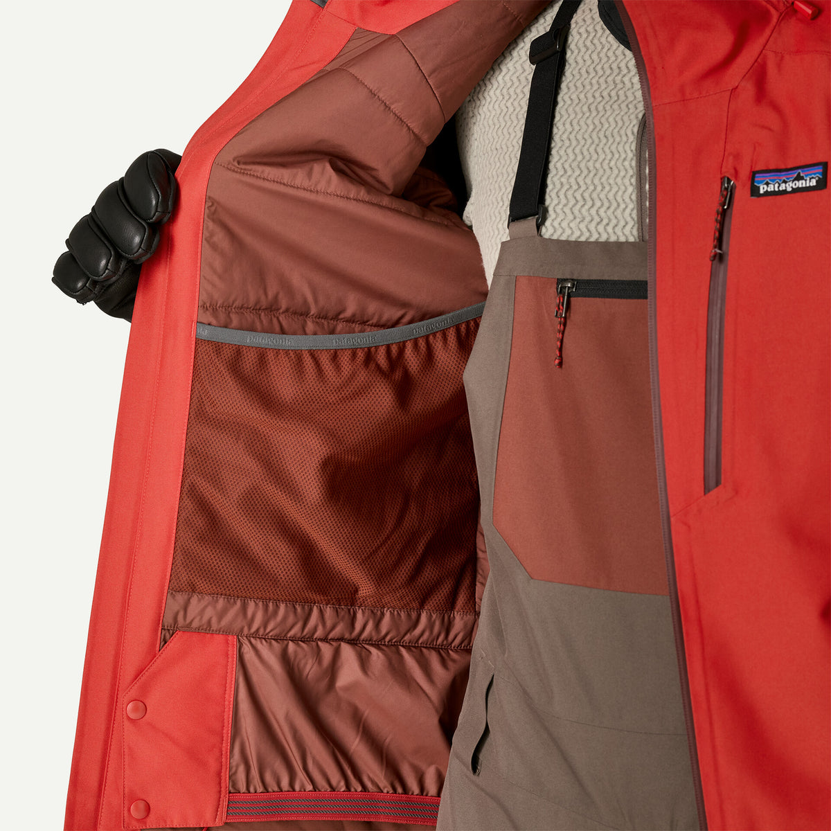 detalle del bolsillo interior derecho de la chaqueta Patagonia Insulated Powder Town para hombre para guardar los guantes