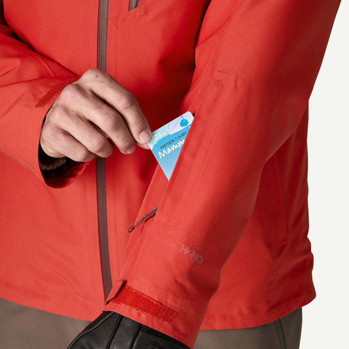 detalle del bolsillo para forfait en la manga de la chaqueta de esquí Patagonia Insulated Powder Town para hombre