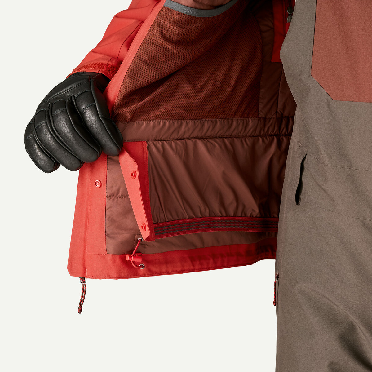 detalle del faldón antinieve interior de la chaqueta de esquí Patagonia Insulated Powder Town para hombre