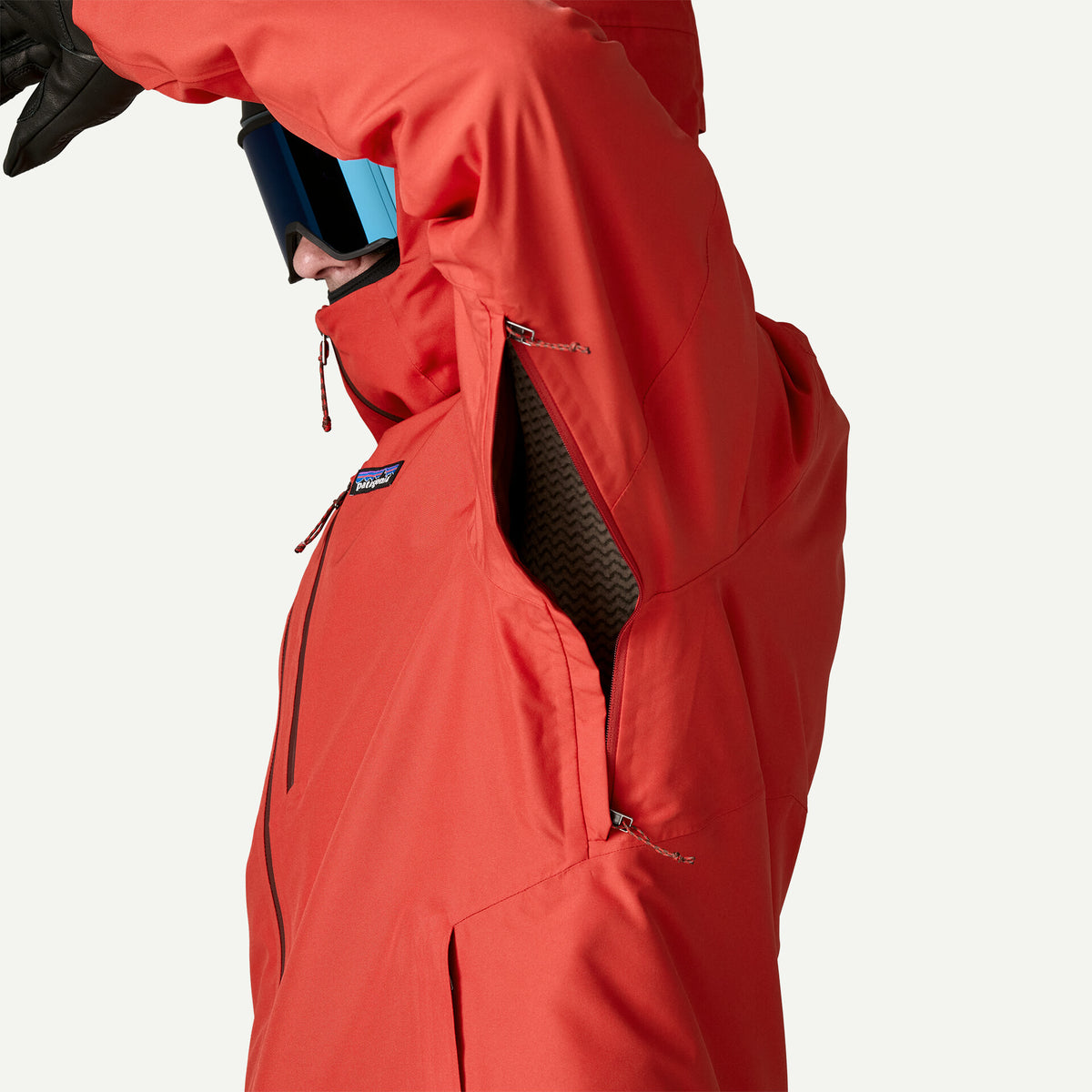 detalle de la ventilación con cremallera en la axila de la chaqueta Patagonia Insulated Powder Town para hombre
