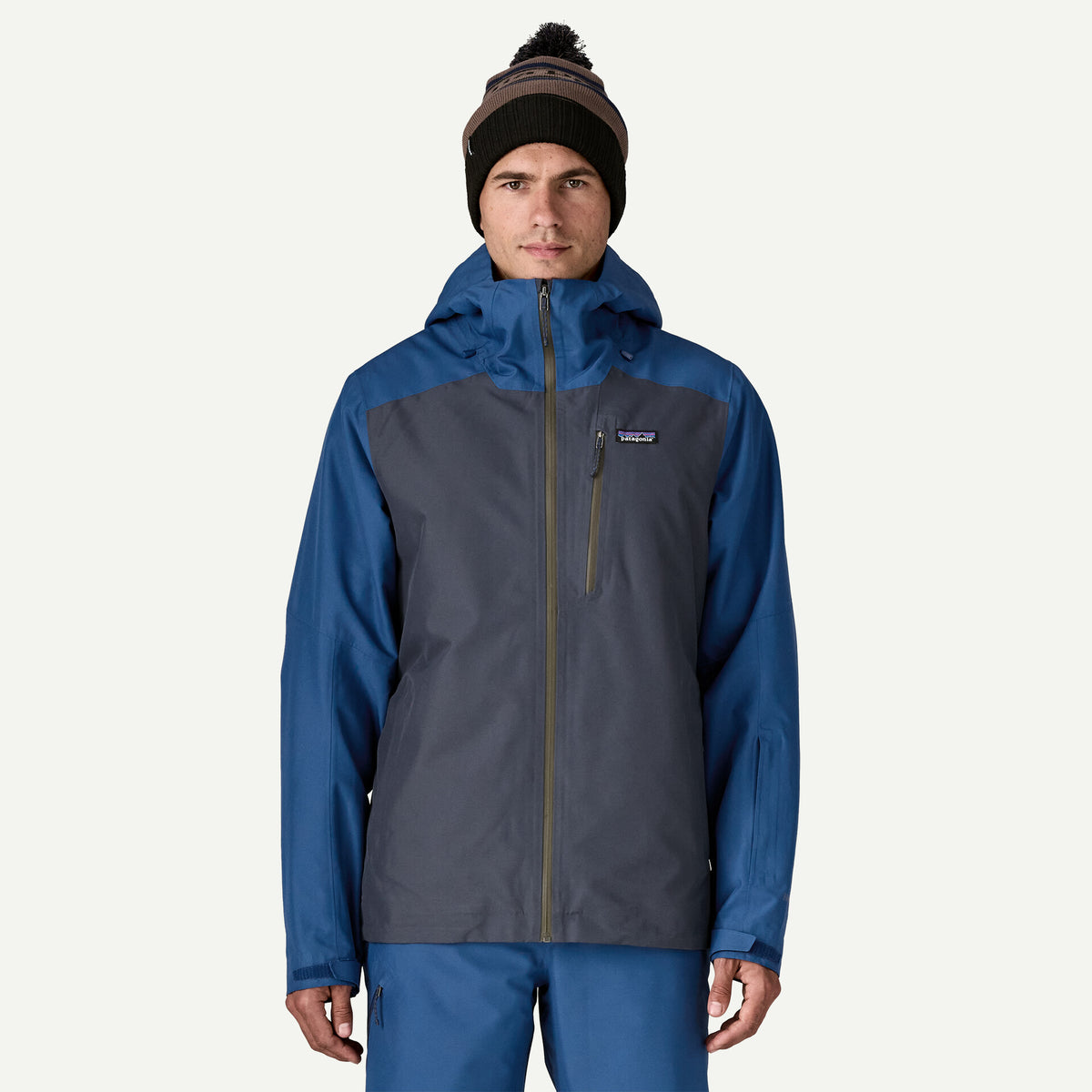 hombre utilizando chaqueta Patagonia Insulated Powder Town durante una jornada de esquí
