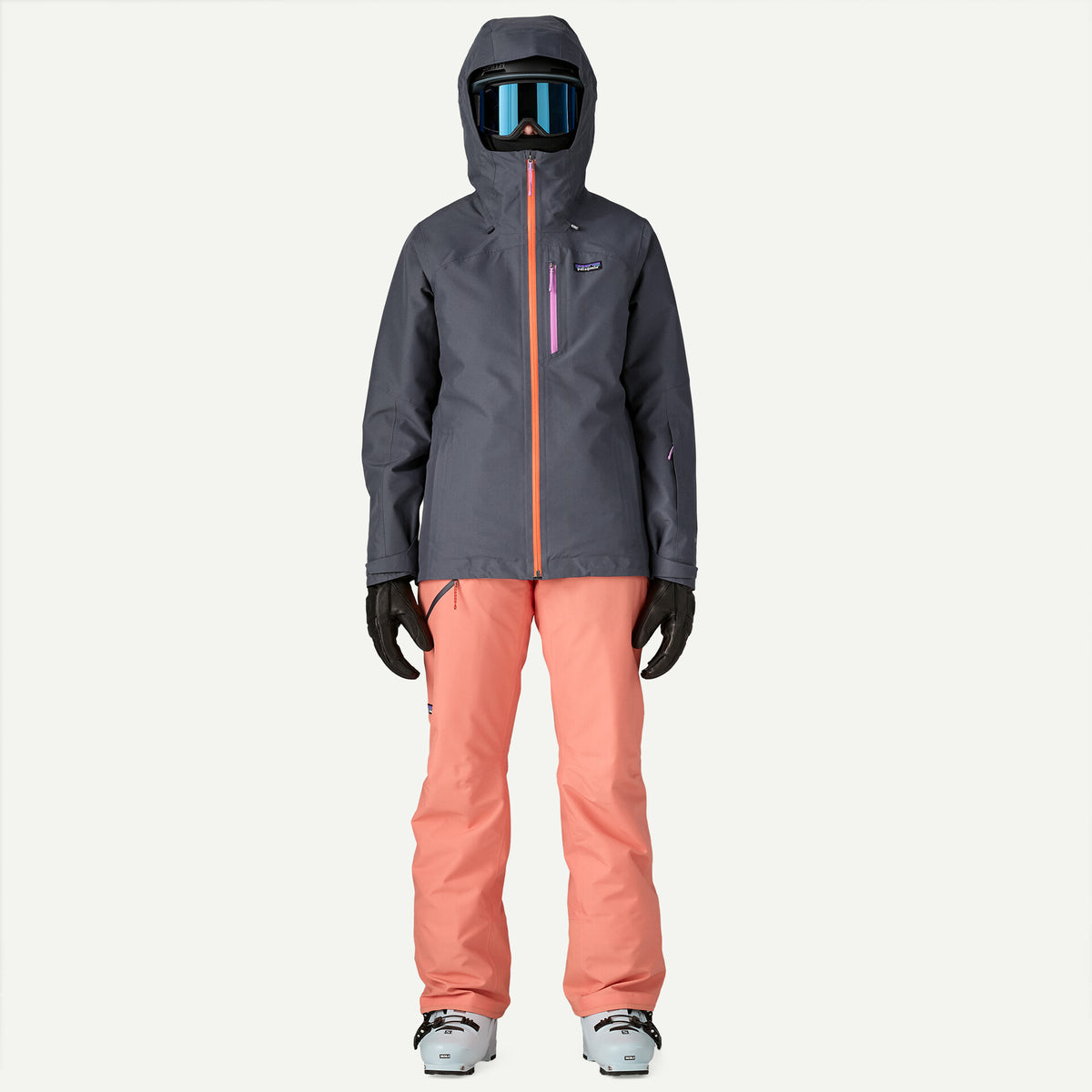 mujer esquiando con chaqueta Patagonia Insulated Powder Town color Smolder Blue