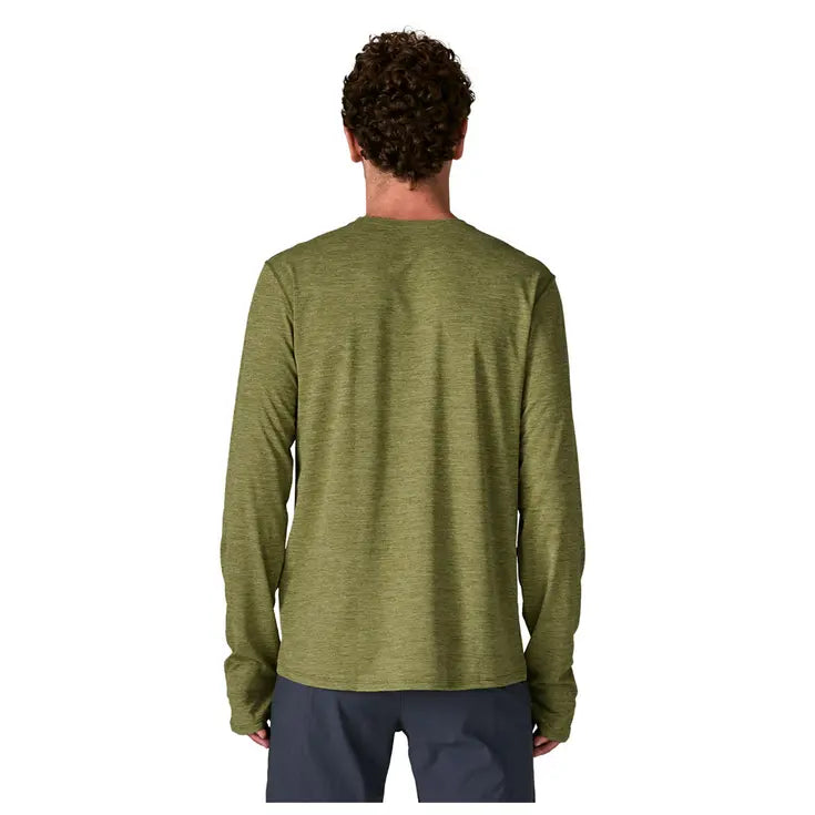 Hombre de espaldas usando la Patagonia M's L/S Cap Cool Sun Shirt en un entorno outdoor durante una actividad al aire libre color verde