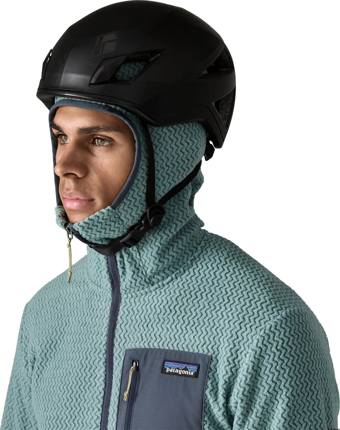 Hombre usando la Patagonia M's R1 Air Full Zip Hoody con casco en un entorno de montaña y actividad al aire libre