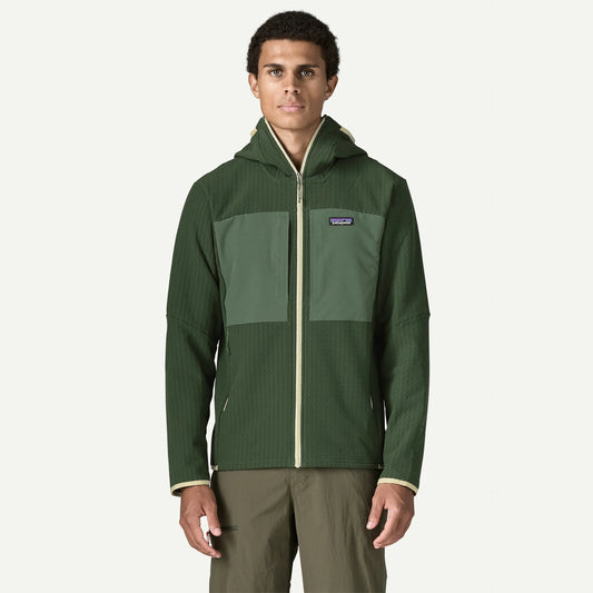 chaqueta Patagonia CrossStrata con capucha para hombre utilizada durante una actividad de montaña
