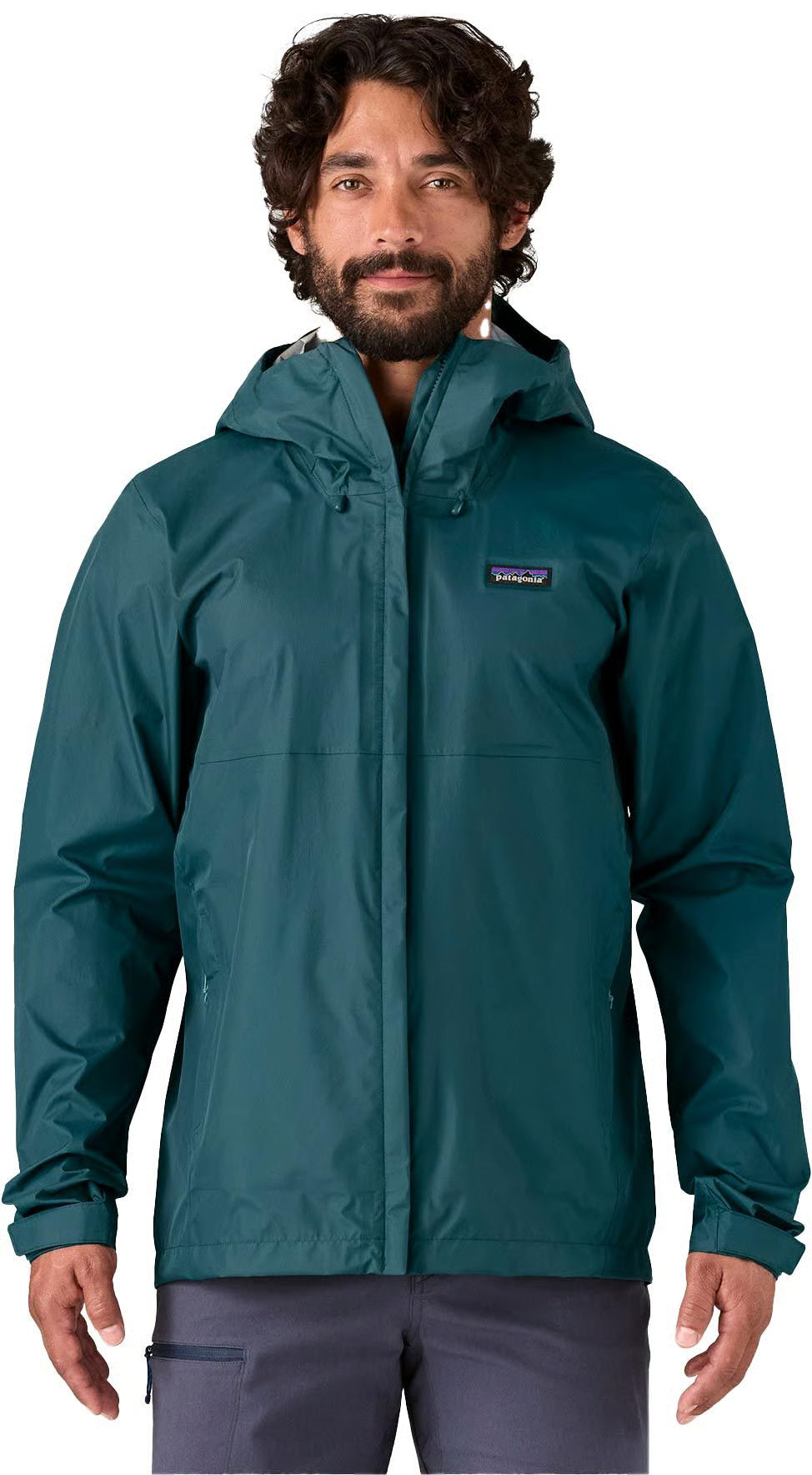 Hombre usando la Patagonia M's Torrentshell 3L Rain Jkt en un entorno outdoor con lluvia tidal teal