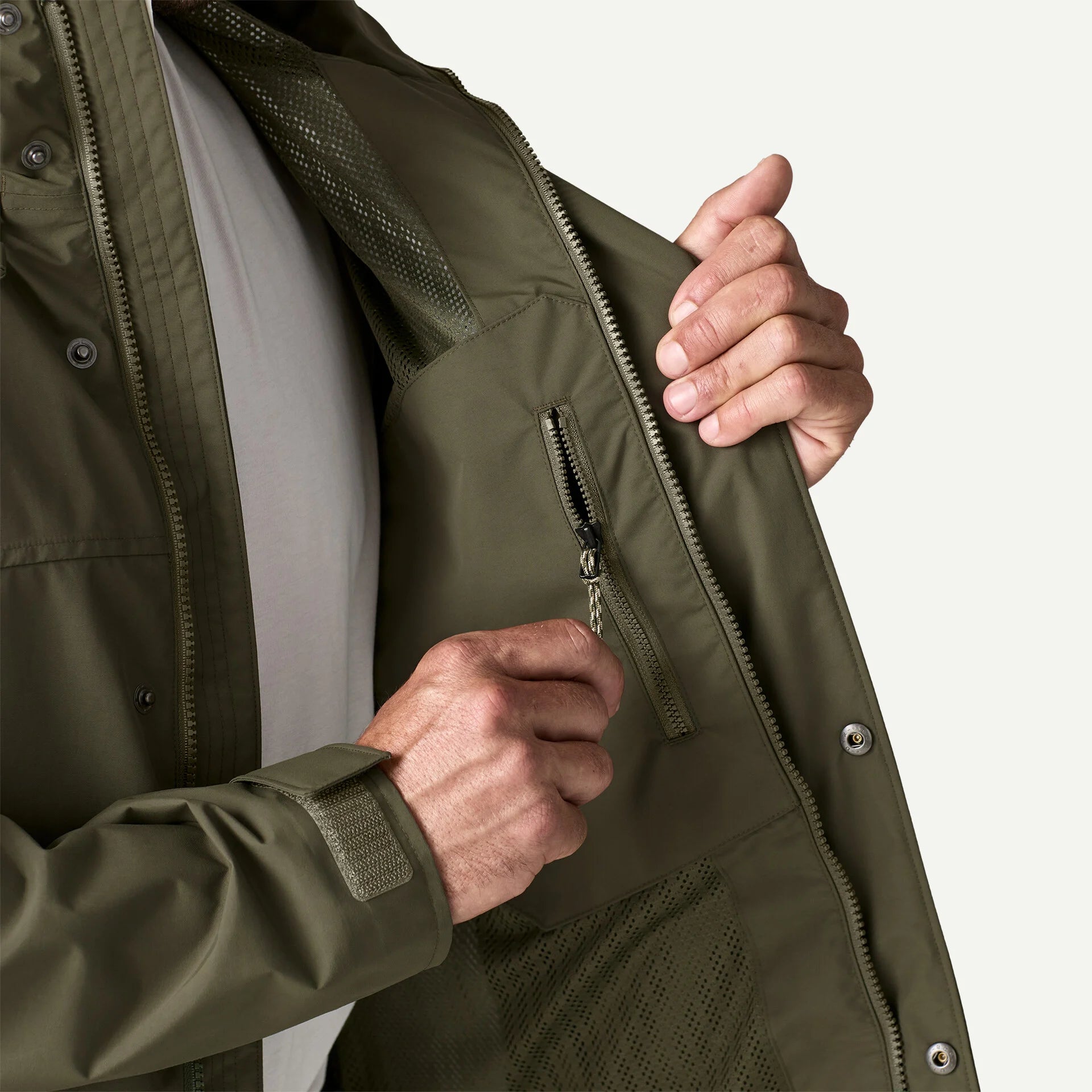 detalle bolsillo de la chaqueta Patagonia Outdoor Everyday Rain Jacket hombre