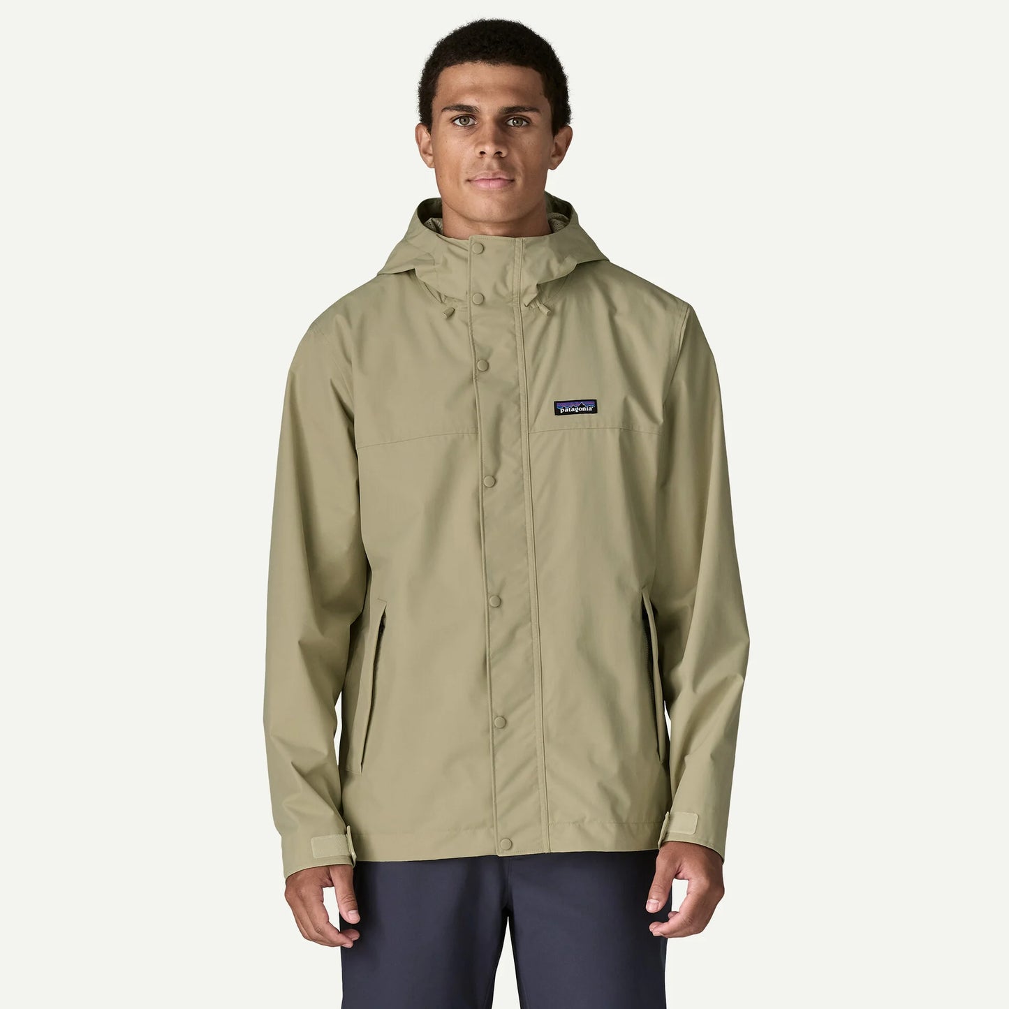 hombre usando chaqueta impermeable Patagonia Outdoor Everyday Rain Jacket durante un día de lluvia