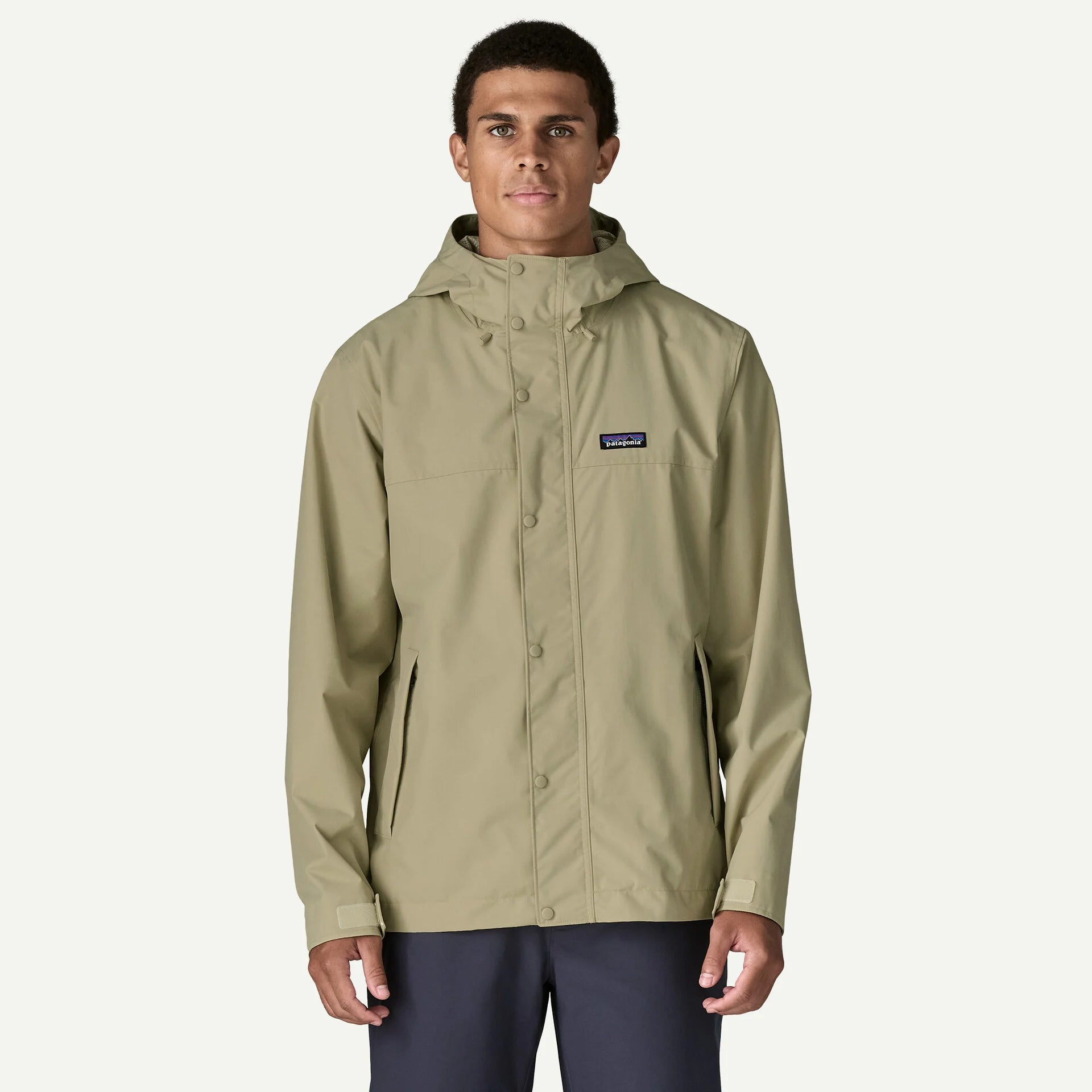 hombre usando chaqueta impermeable Patagonia Outdoor Everyday Rain Jacket durante un día de lluvia