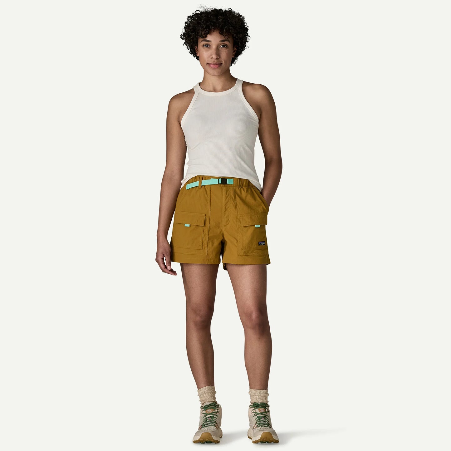 mujer usando Patagonia Outdoor Everyday Shorts durante una ruta de senderismo