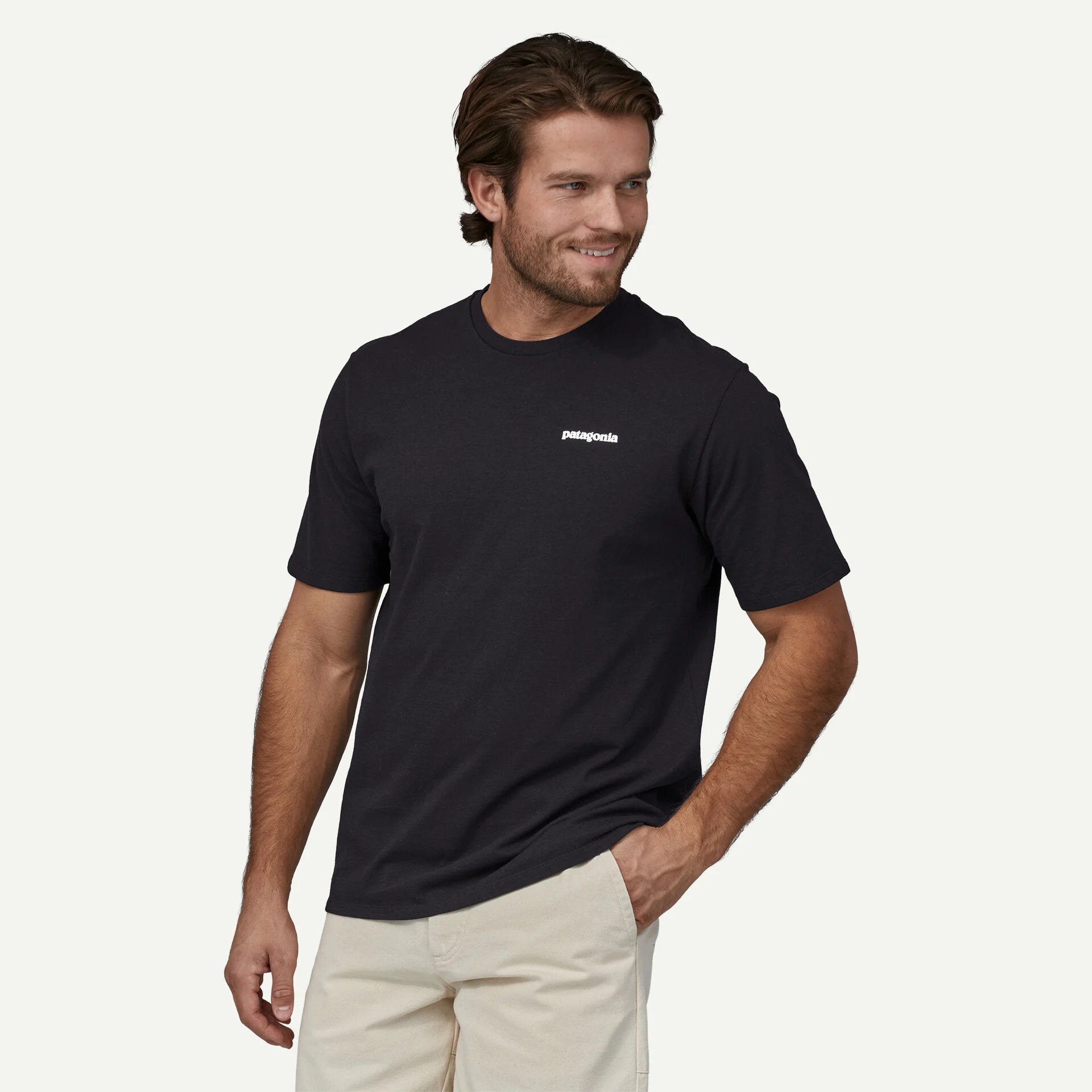 camiseta Patagonia P-6 Logo Responsibili-Tee hombre en uso diario outdoor casual frente