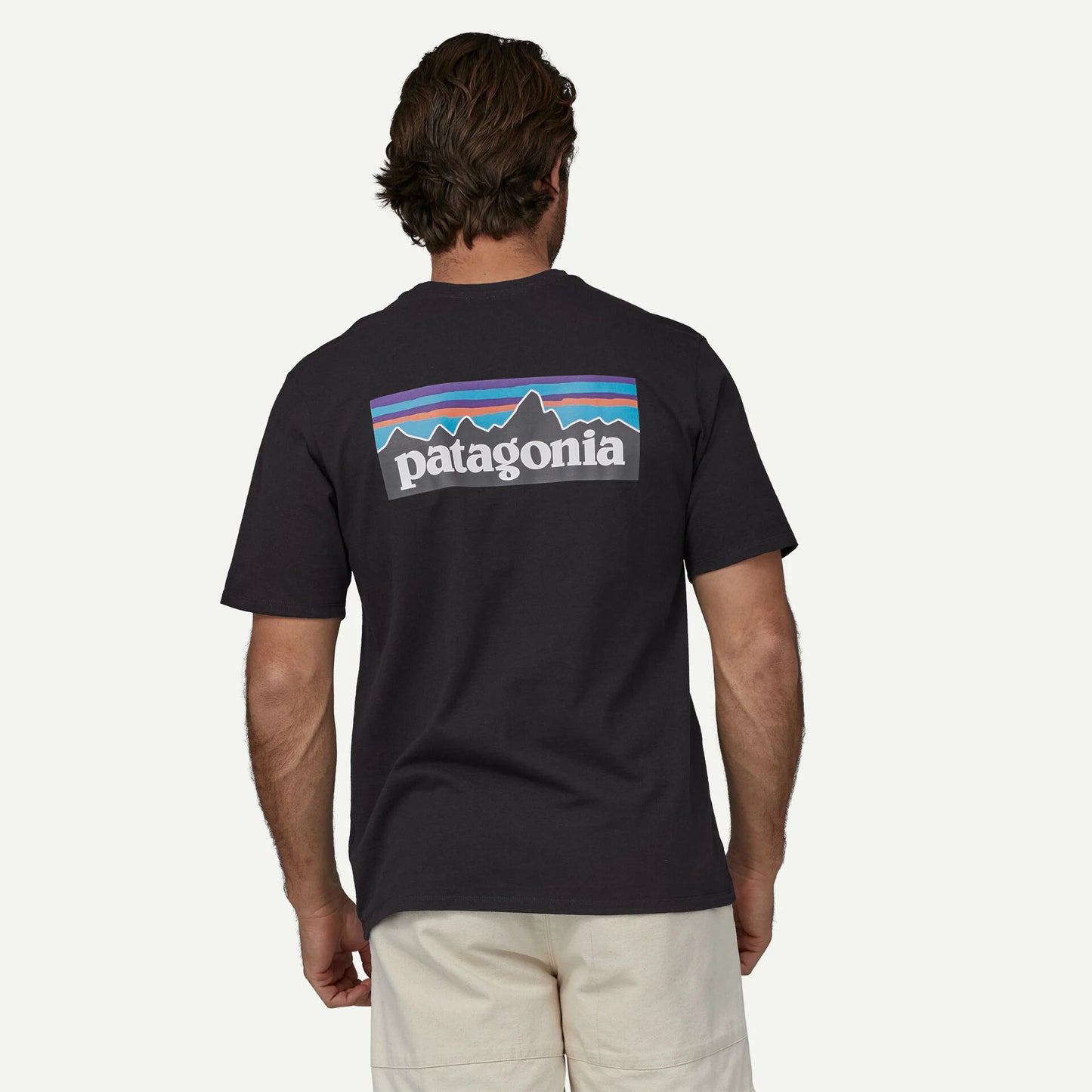 camiseta Patagonia P-6 Logo Responsibili-Tee hombre en uso diario outdoor casual trasera