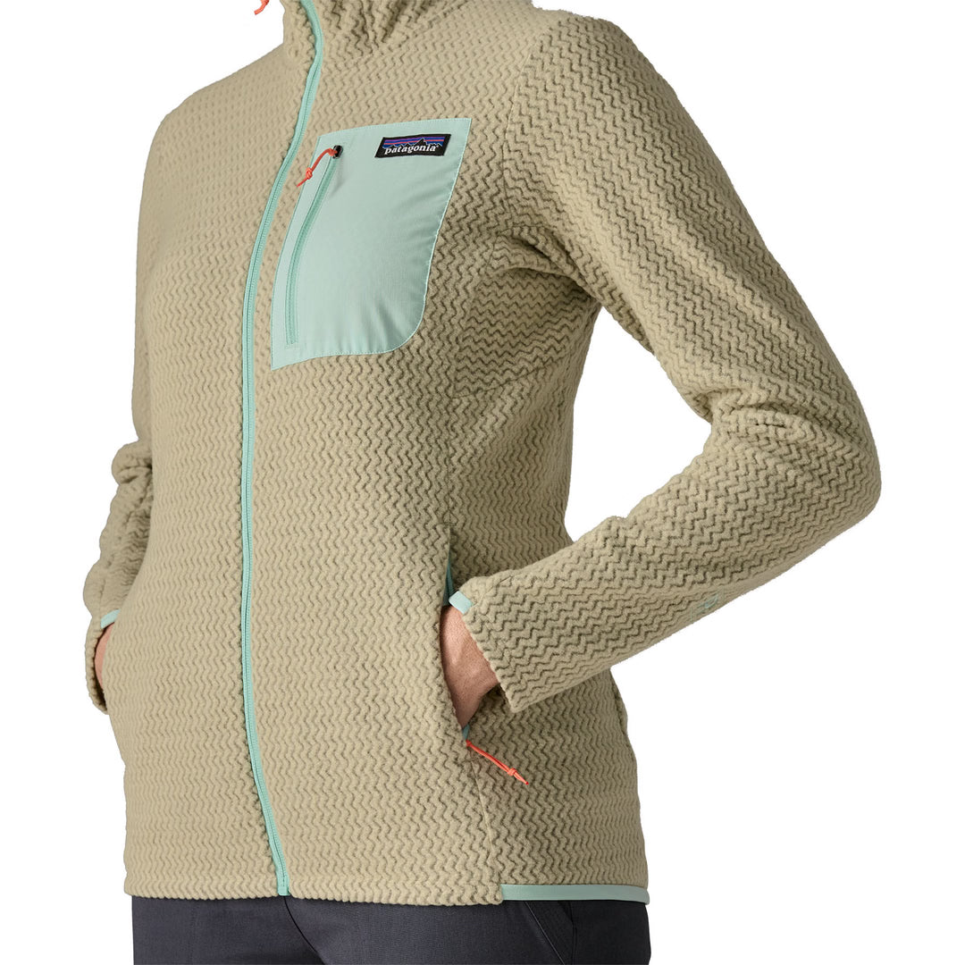 Detalle de los bolsillos calientamanos con cremallera de la Patagonia W’s R1 Air Full-Zip Hoody WSTO