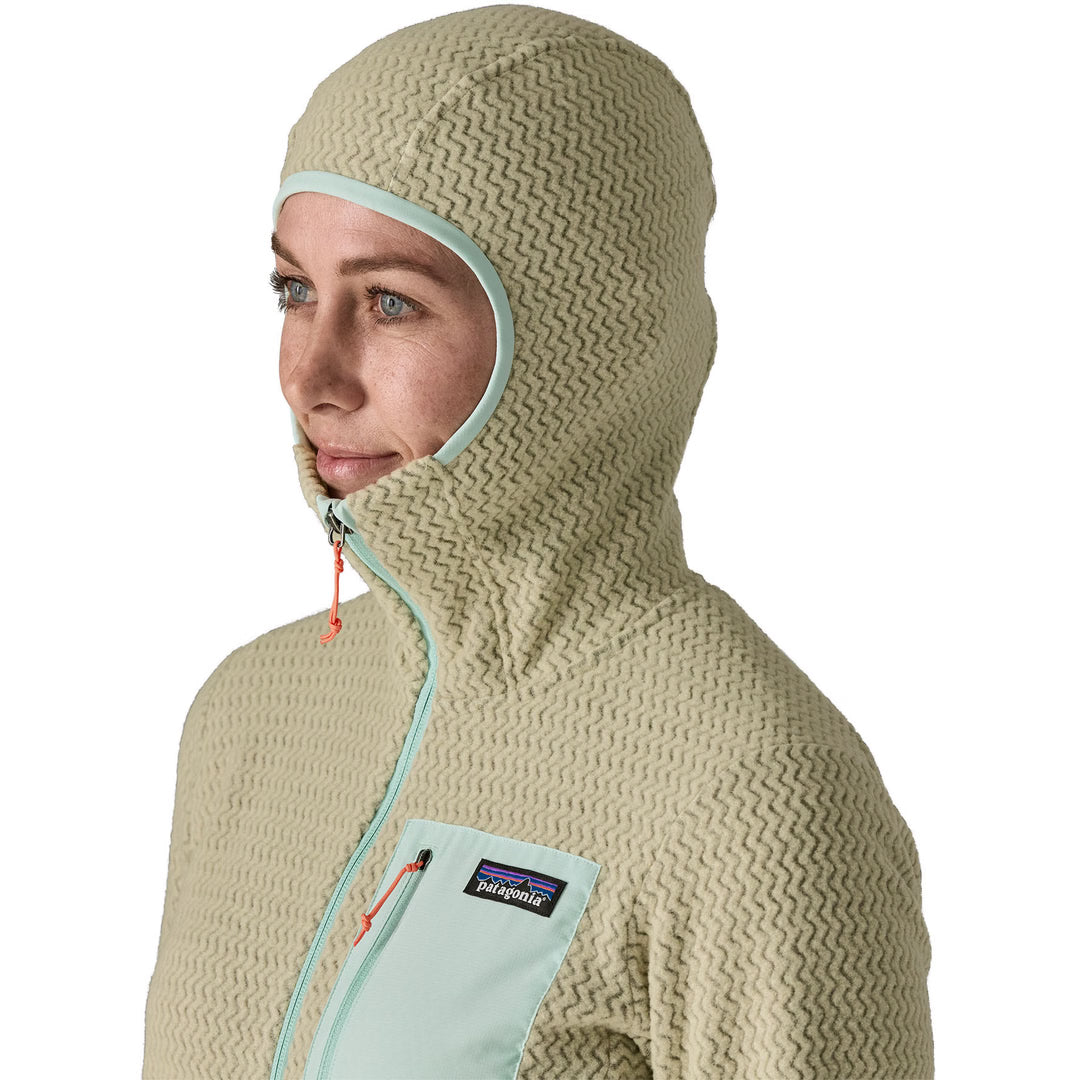 Detalle de la capucha ajustada de la Patagonia W’s R1 Air Full-Zip Hoody diseñada para actividades outdoor