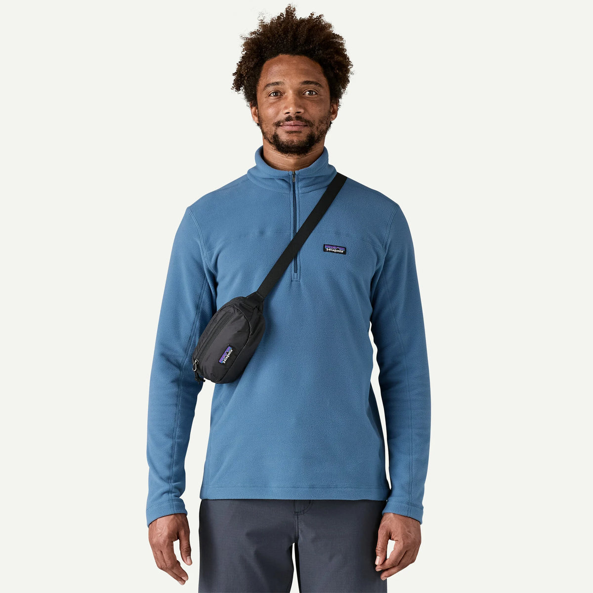 persona usando riñonera Patagonia Terravia Mini Hip Pack cruzada sobre el pecho