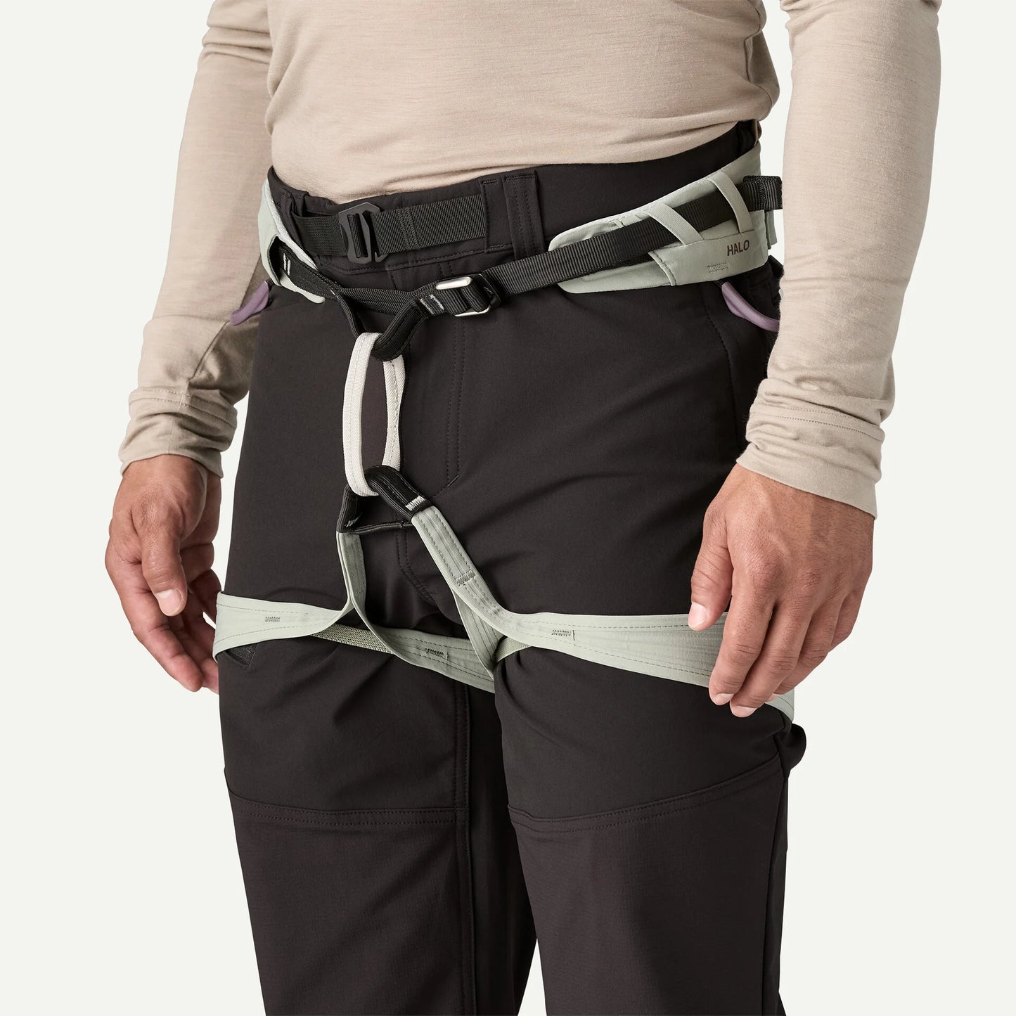 hombre usando pantalón Patagonia Terravia Peak Pants con arnés durante una actividad de montaña