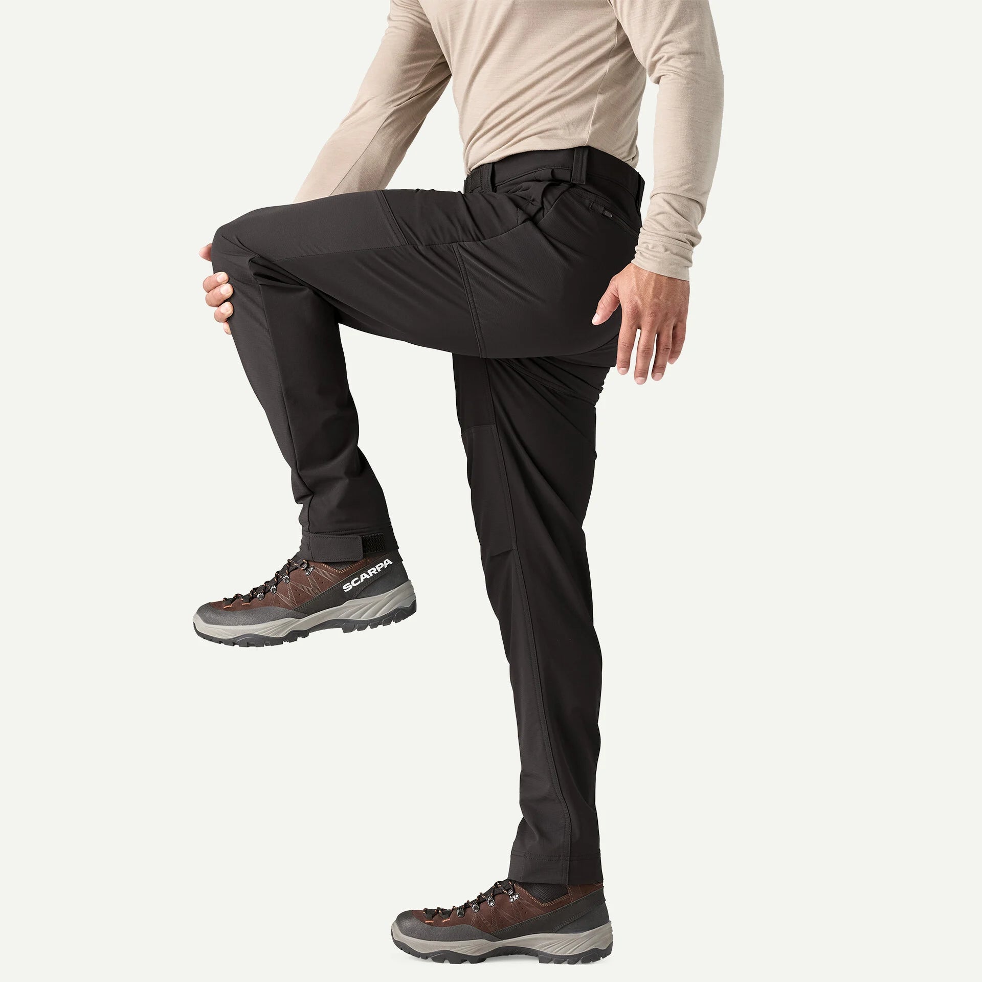 detalle de la libertad de movimiento del pantalón Patagonia Terravia Peak Pants hombre en actividad de montaña
