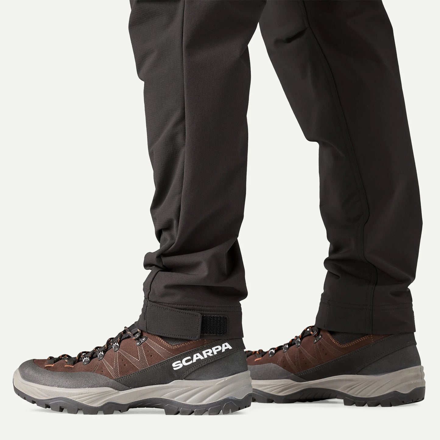 detalle del ajuste en el tobillo del pantalón Patagonia Terravia Peak Pants hombre