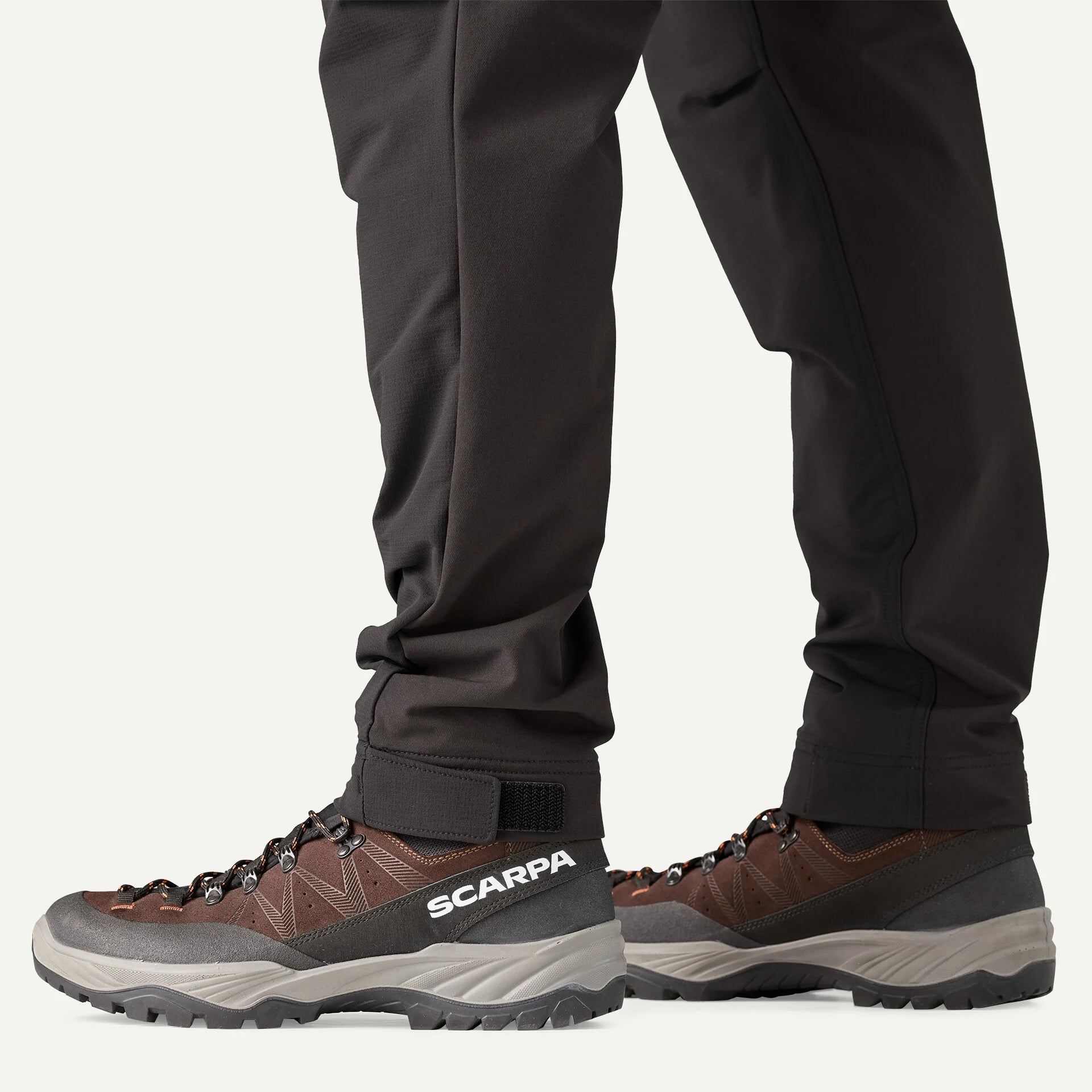 detalle del ajuste en el tobillo del pantalón Patagonia Terravia Peak Pants hombre