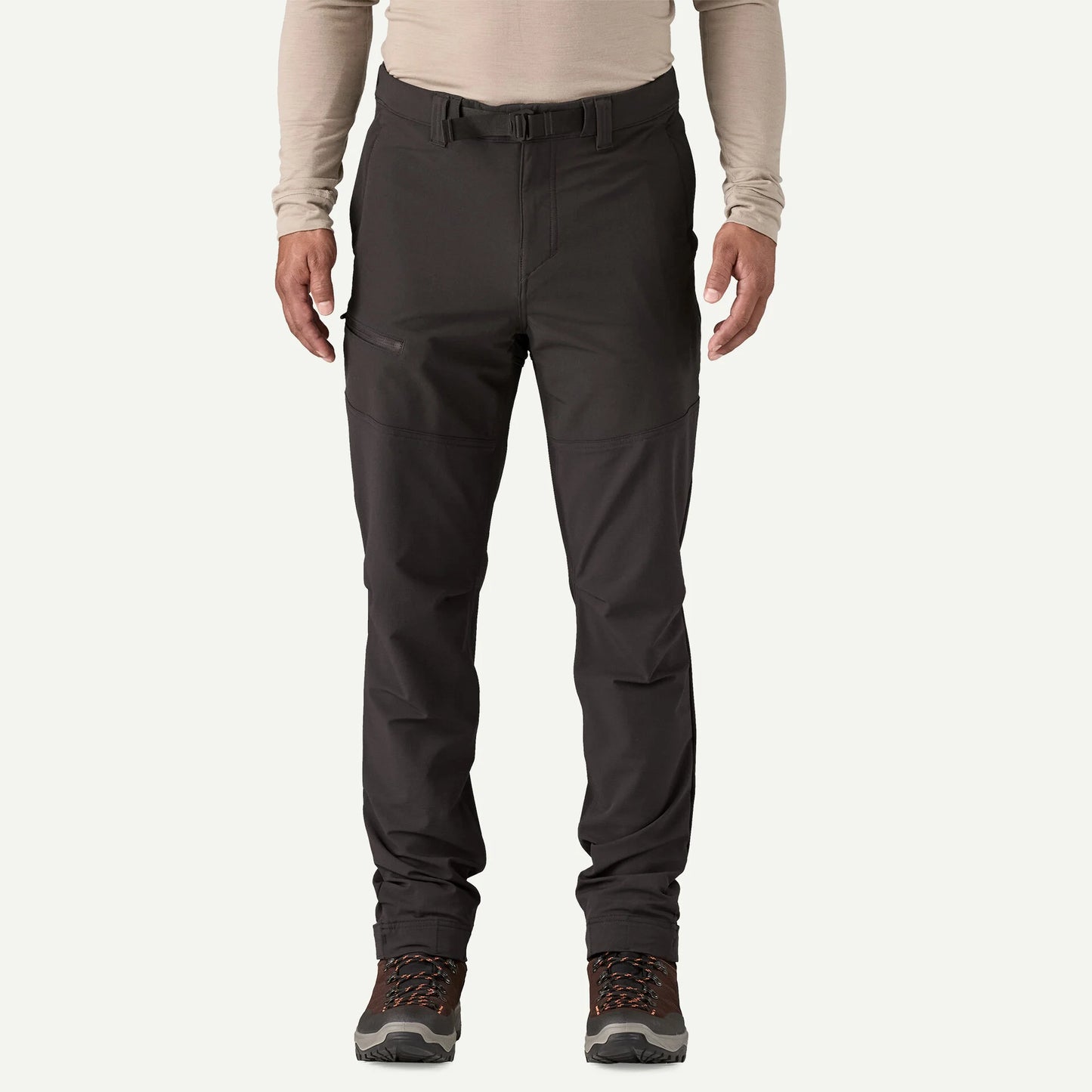 hombre usando pantalón Patagonia Terravia Peak Pants durante una ruta de montaña