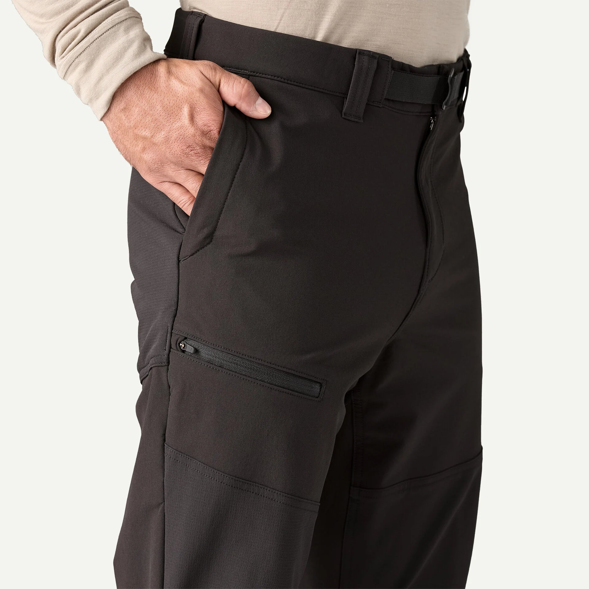 hombre con pantalón Patagonia Terravia Peak Pants color Black visto de perfil