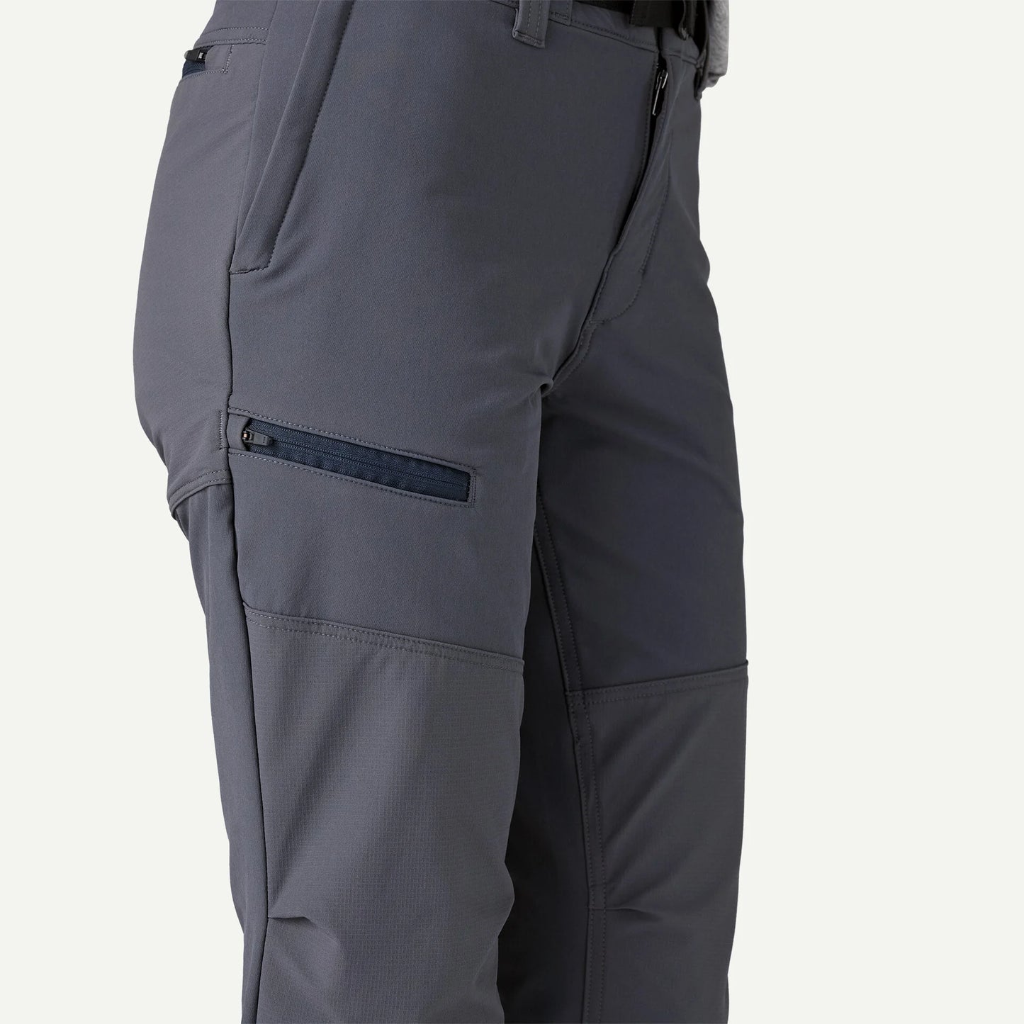 mujer con pantalón Patagonia Terravia Peak Pants visto de perfil