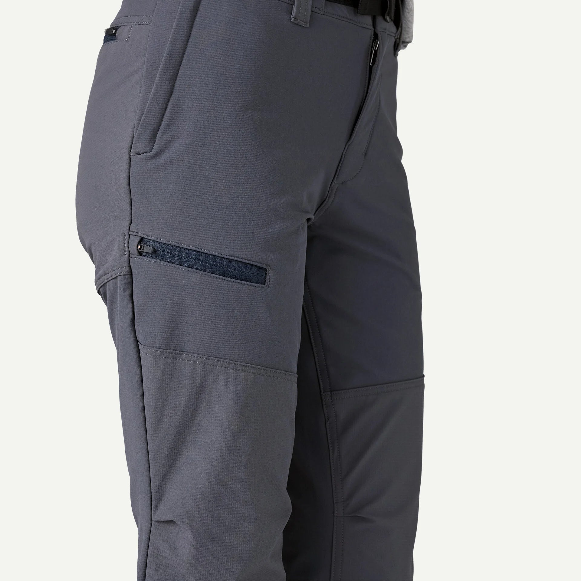 mujer con pantalón Patagonia Terravia Peak Pants visto de perfil