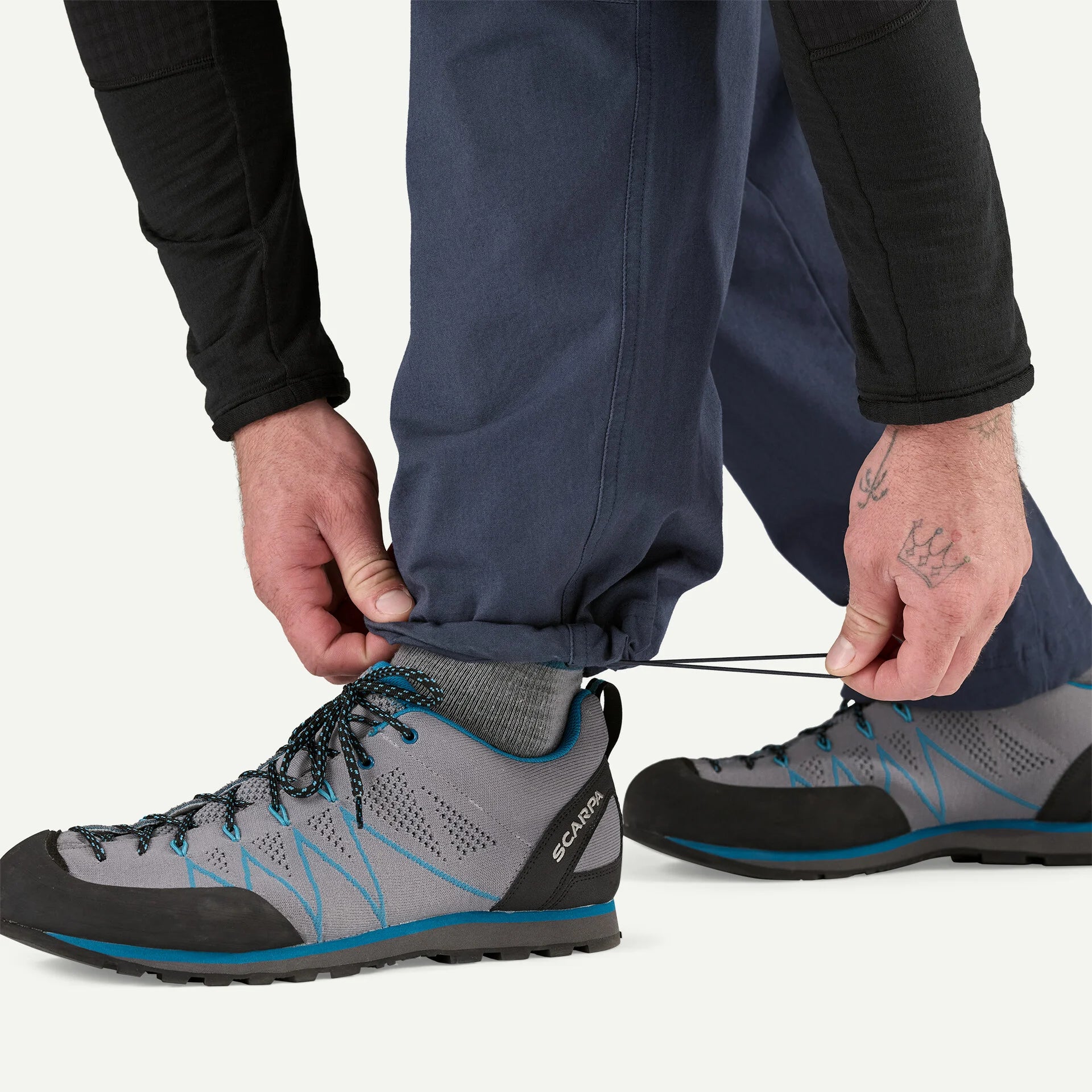 Detalle del tobillo con goma ajustable del pantalón Patagonia M’s Venga Rock Pants para escalada azul oscuro smolder blue