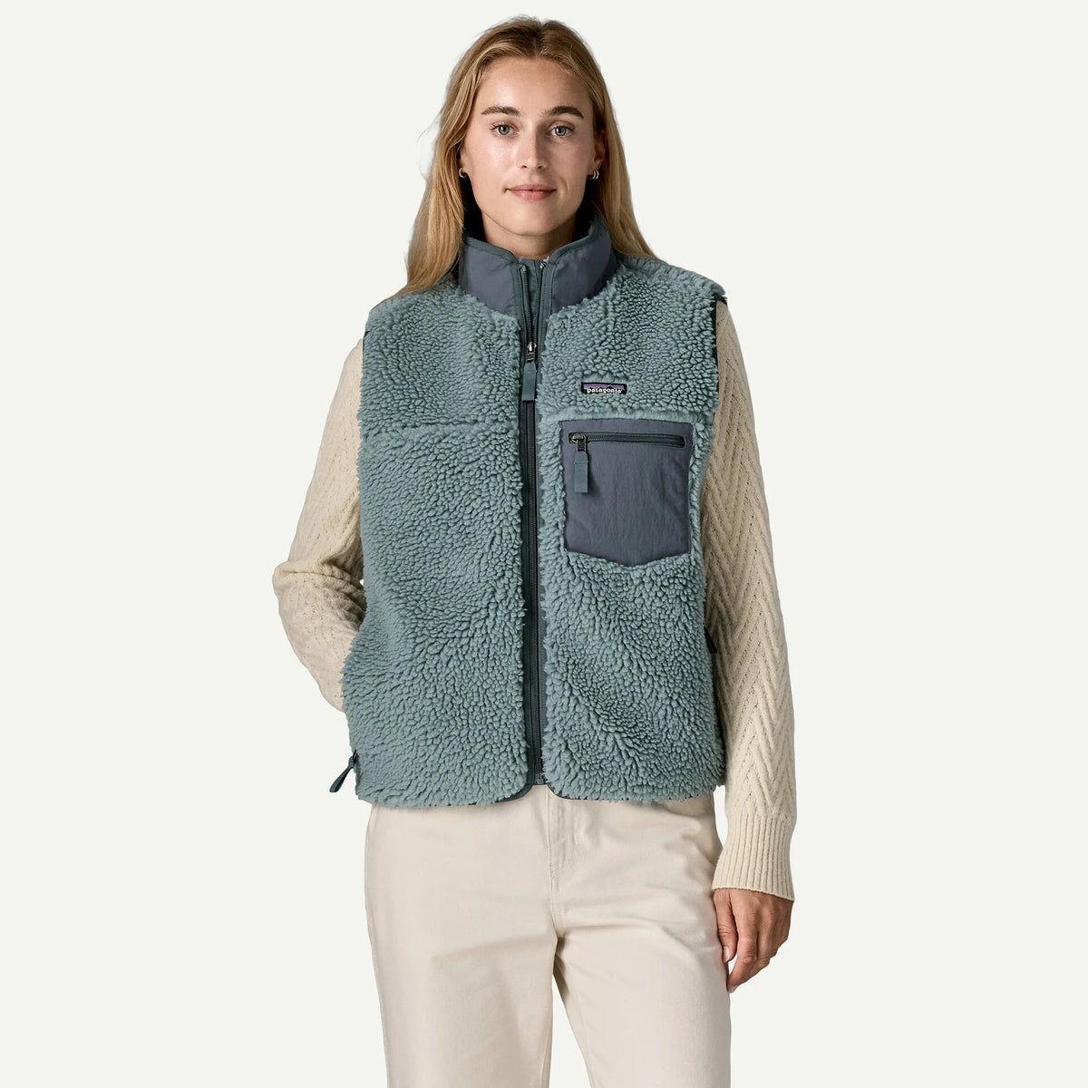chaleco Patagonia Classic Retro-X para mujer en color Blue Sage utilizado como capa de abrigo