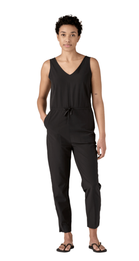Mujer llevando el Patagonia W’s Fleetwith Jumpsuit negro visto de frente en uso.