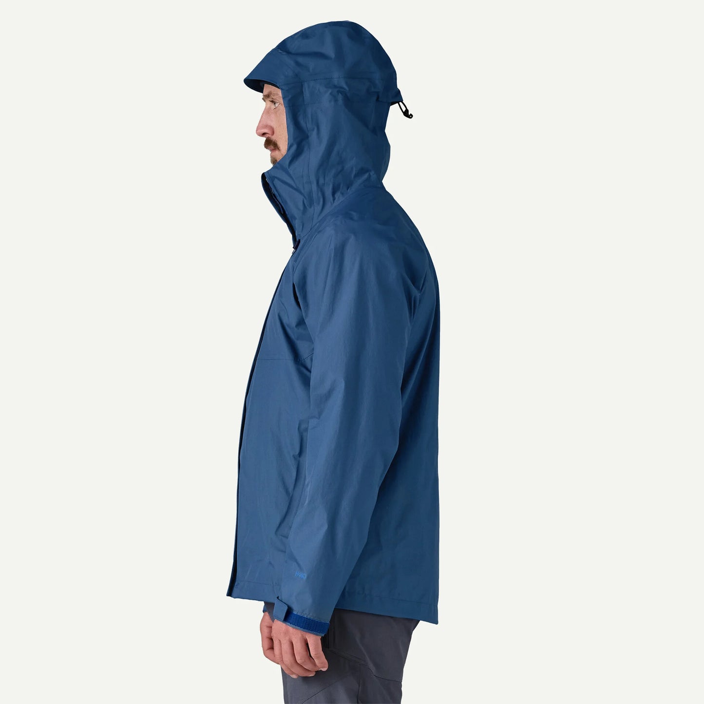 Vista lateral de la Patagonia M's Torrentshell 3L Rain Jkt para hombre con capucha, diseñada para proteger de lluvia y viento endless blue