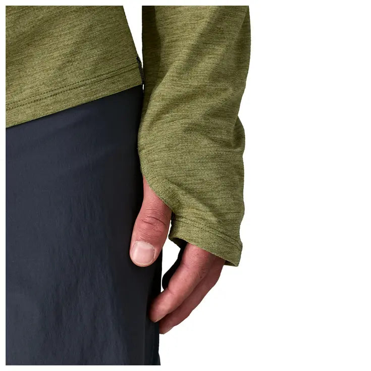 Detalle del puño de la Patagonia M's L/S Cap Cool Sun Shirt para hombre, diseñado para un ajuste cómodo durante la actividad color verde
