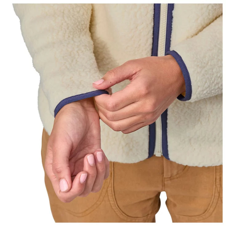 Detalle del puño de la Patagonia W's Retro Pile Jkt para mujer, diseñado para un ajuste cómodo y mantener el calor color natural