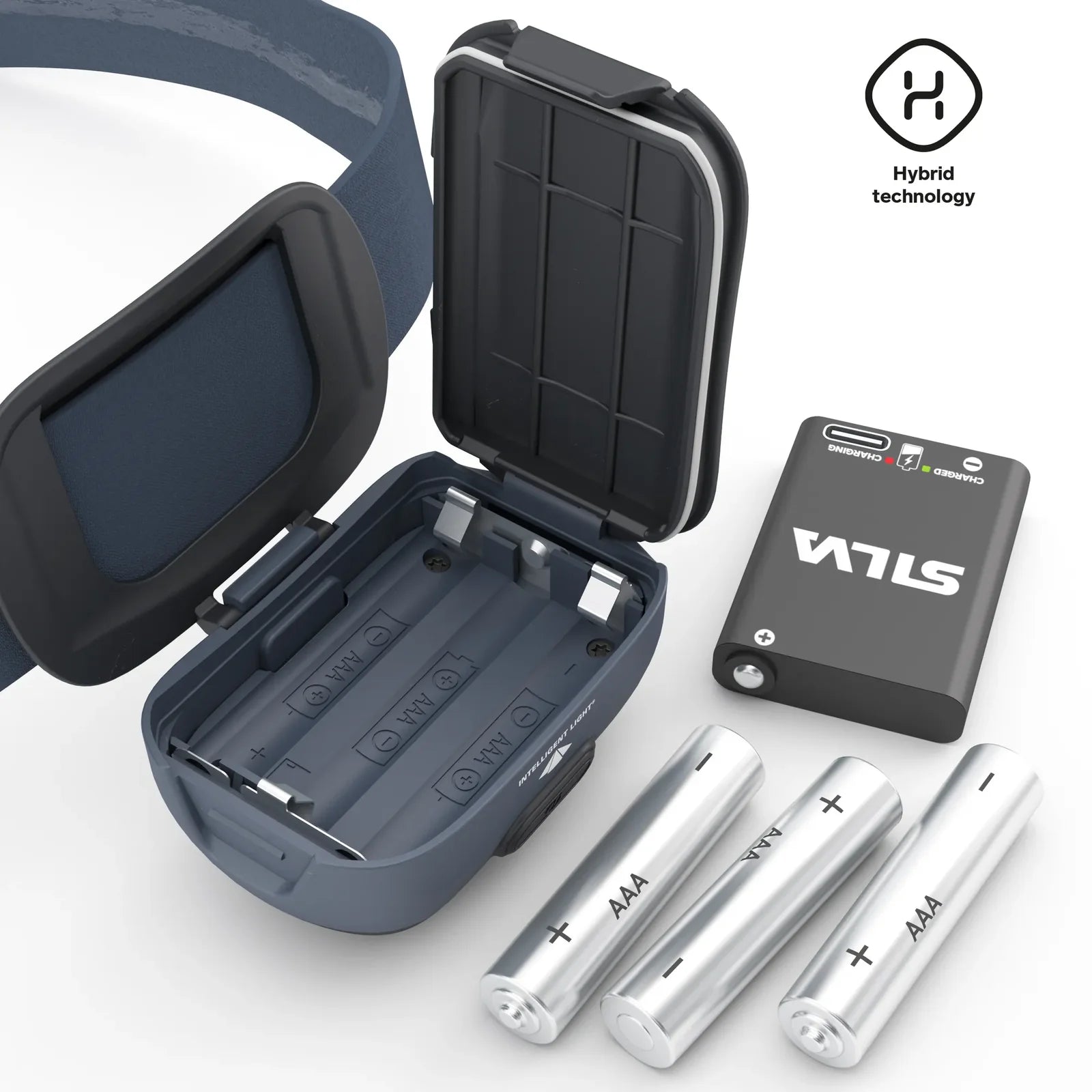 Detalle del frontal SILVA Seek 320 con compartimento de batería y pilas abierto