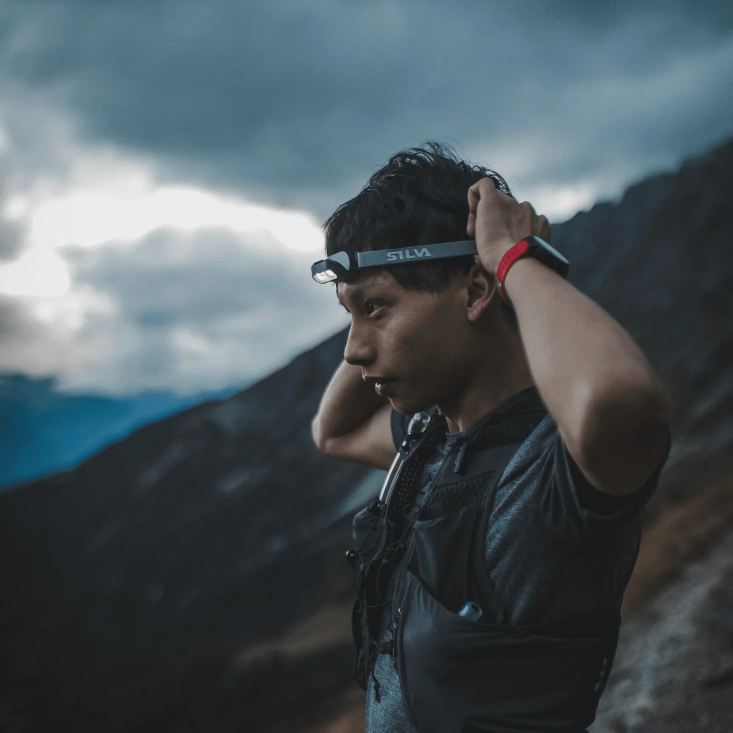 Frontal SILVA Smini con luz trasera para mayor visibilidad en actividades nocturnas