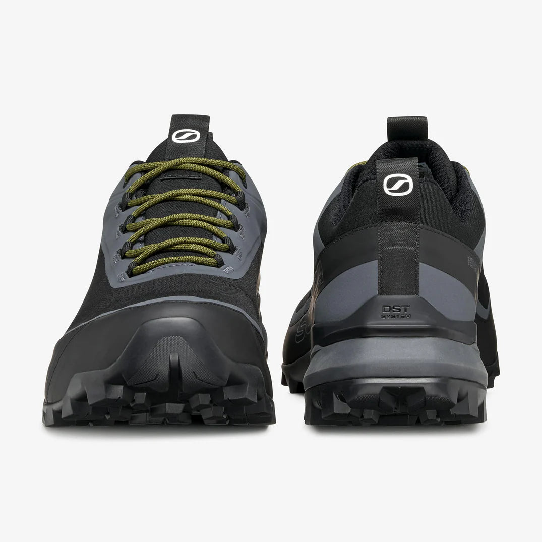 Detalle de la punta y el talón de la Scarpa Ribelle Cross 2 GTX negra con estructura protectora para montaña.