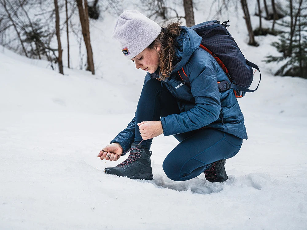 botas Scarpa Moraine Polar GTX para mujer utilizadas durante una ruta de senderismo en condiciones invernales