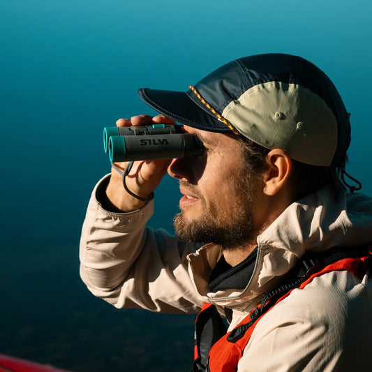 prismáticos Silva Pocket ocho aumentos utilizados para observar la naturaleza durante una excursión