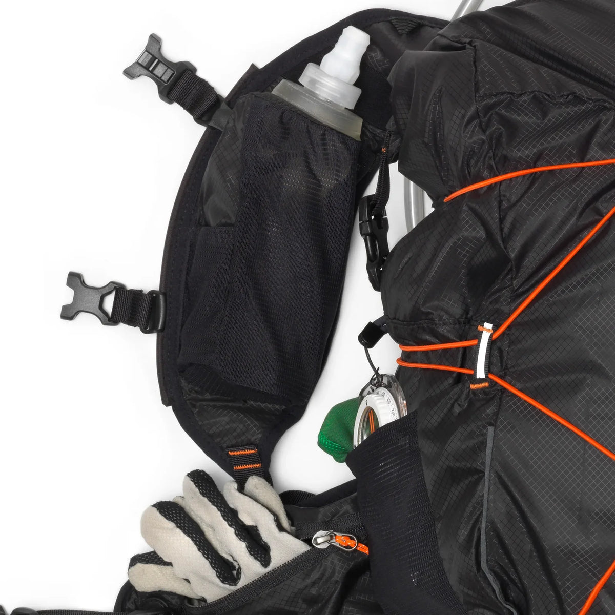 detalle del compartimento frontal para soft flask de la mochila Silva Strive Mountain Pack