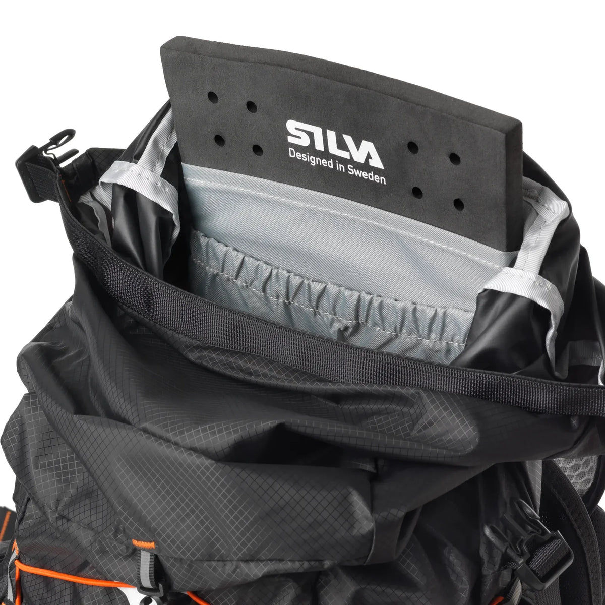 detalle de la almohadilla extraíble del panel trasero de la mochila Silva Strive Mountain Pack que también puede utilizarse como asiento aislante